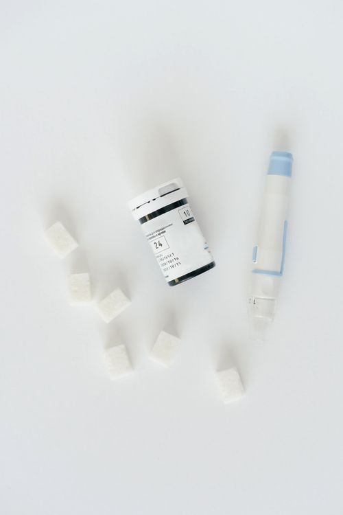 Glucometro y frasco de medicina