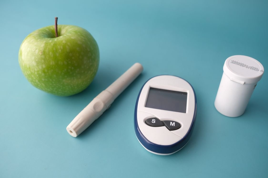 Manzana y monitor de glucosa