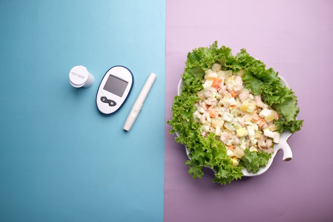Equipo de diabetes y ensalada fresca