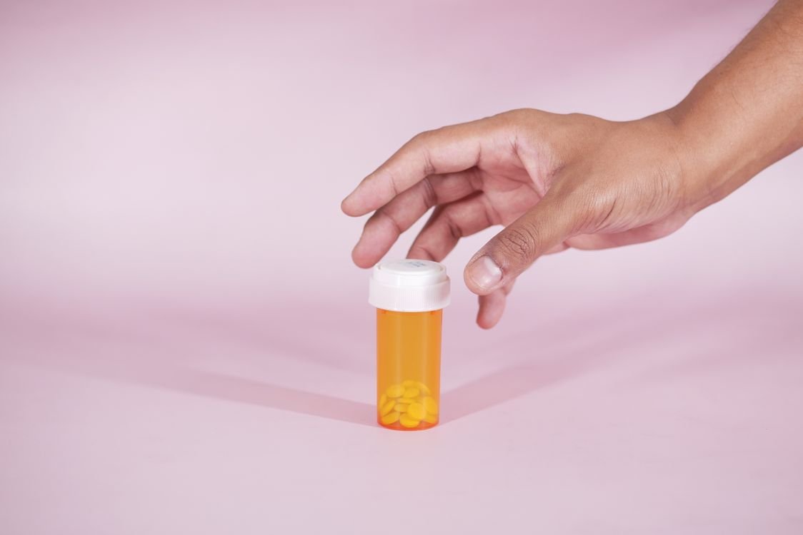 Médico revisando medicamentos