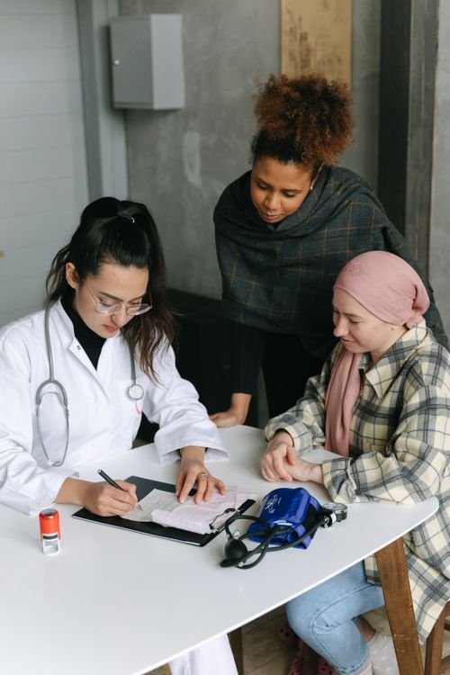 Doctora consultando paciente