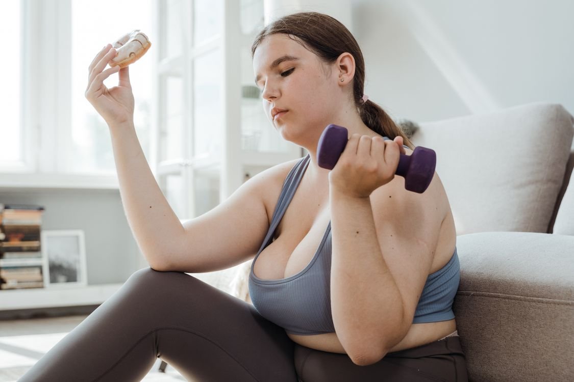 Mujer haciendo ejercicio con pesa