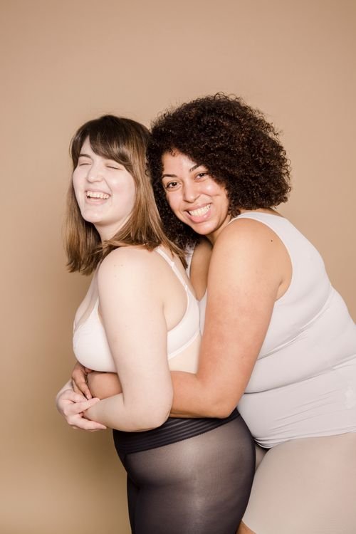 Mujeres con sobrepeso abrazándose